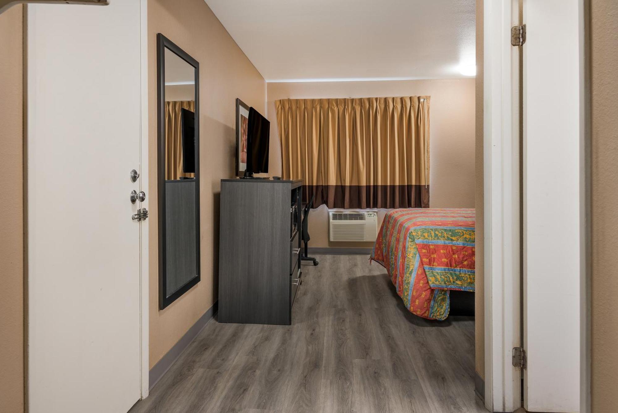 Cascade Knights Inn Grand Rapids East Airport מראה חיצוני תמונה