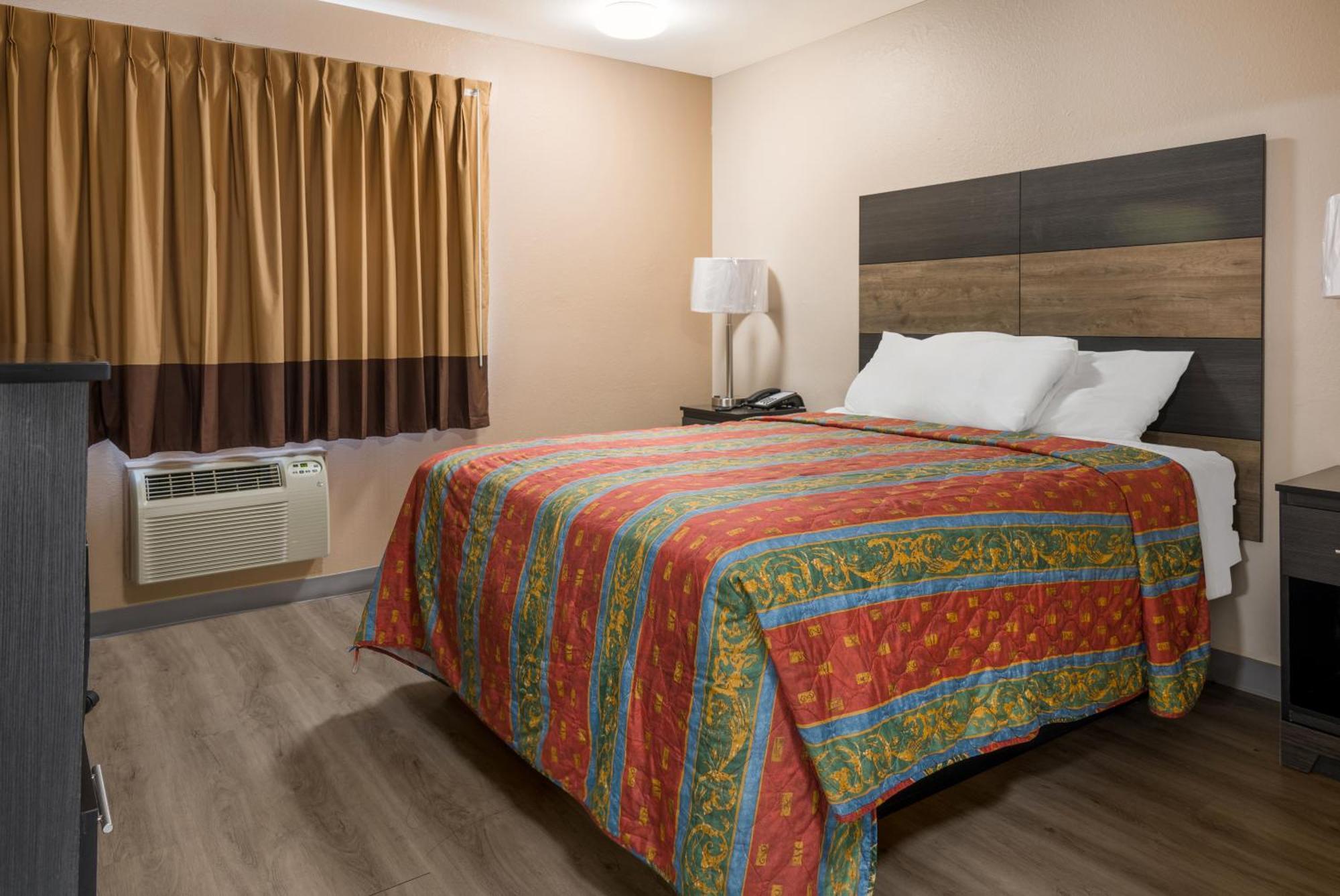 Cascade Knights Inn Grand Rapids East Airport מראה חיצוני תמונה