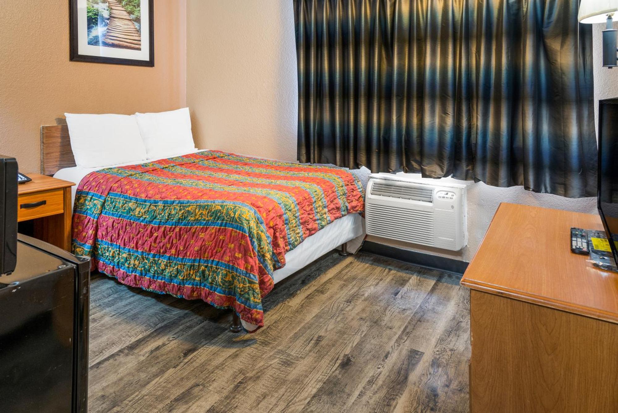 Cascade Knights Inn Grand Rapids East Airport מראה חיצוני תמונה