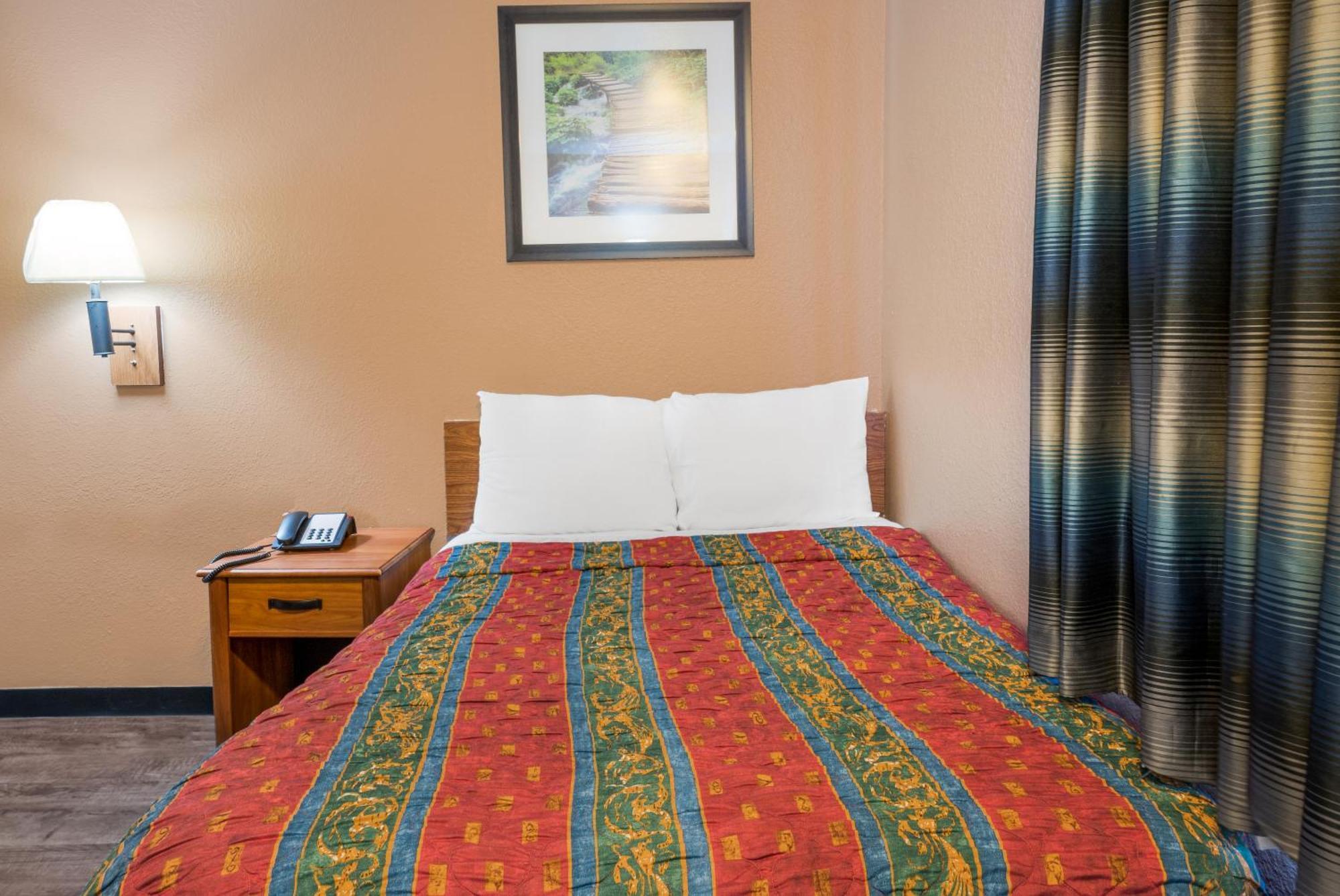 Cascade Knights Inn Grand Rapids East Airport מראה חיצוני תמונה