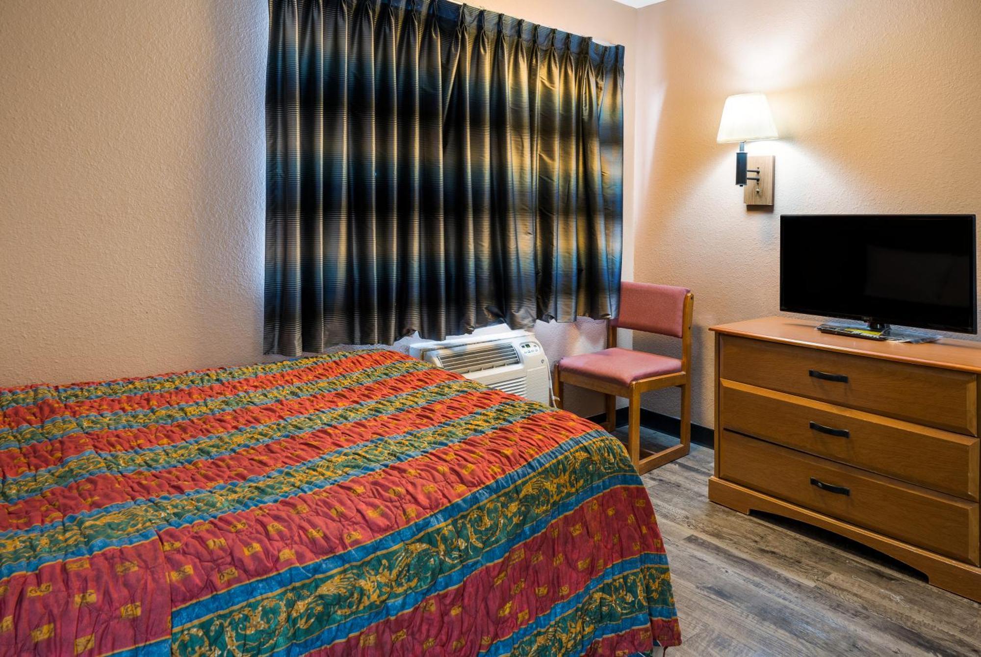 Cascade Knights Inn Grand Rapids East Airport מראה חיצוני תמונה