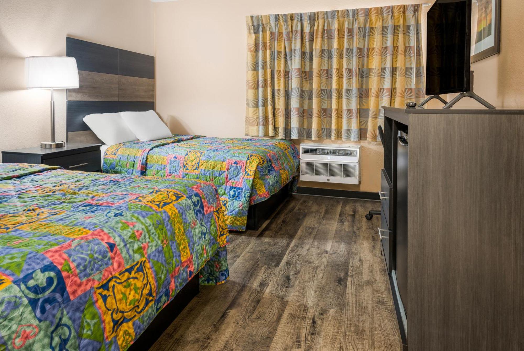 Cascade Knights Inn Grand Rapids East Airport מראה חיצוני תמונה