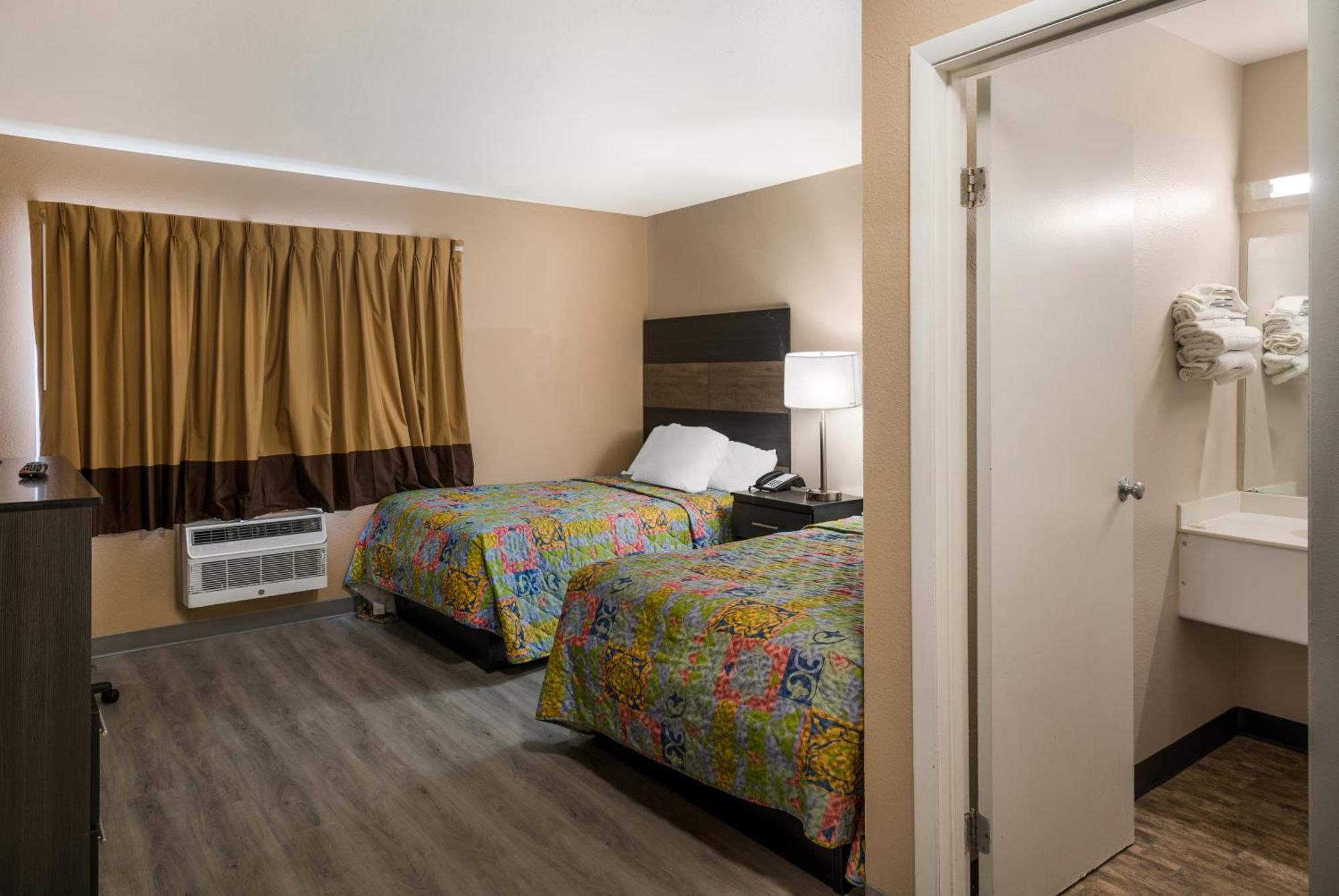 Cascade Knights Inn Grand Rapids East Airport מראה חיצוני תמונה