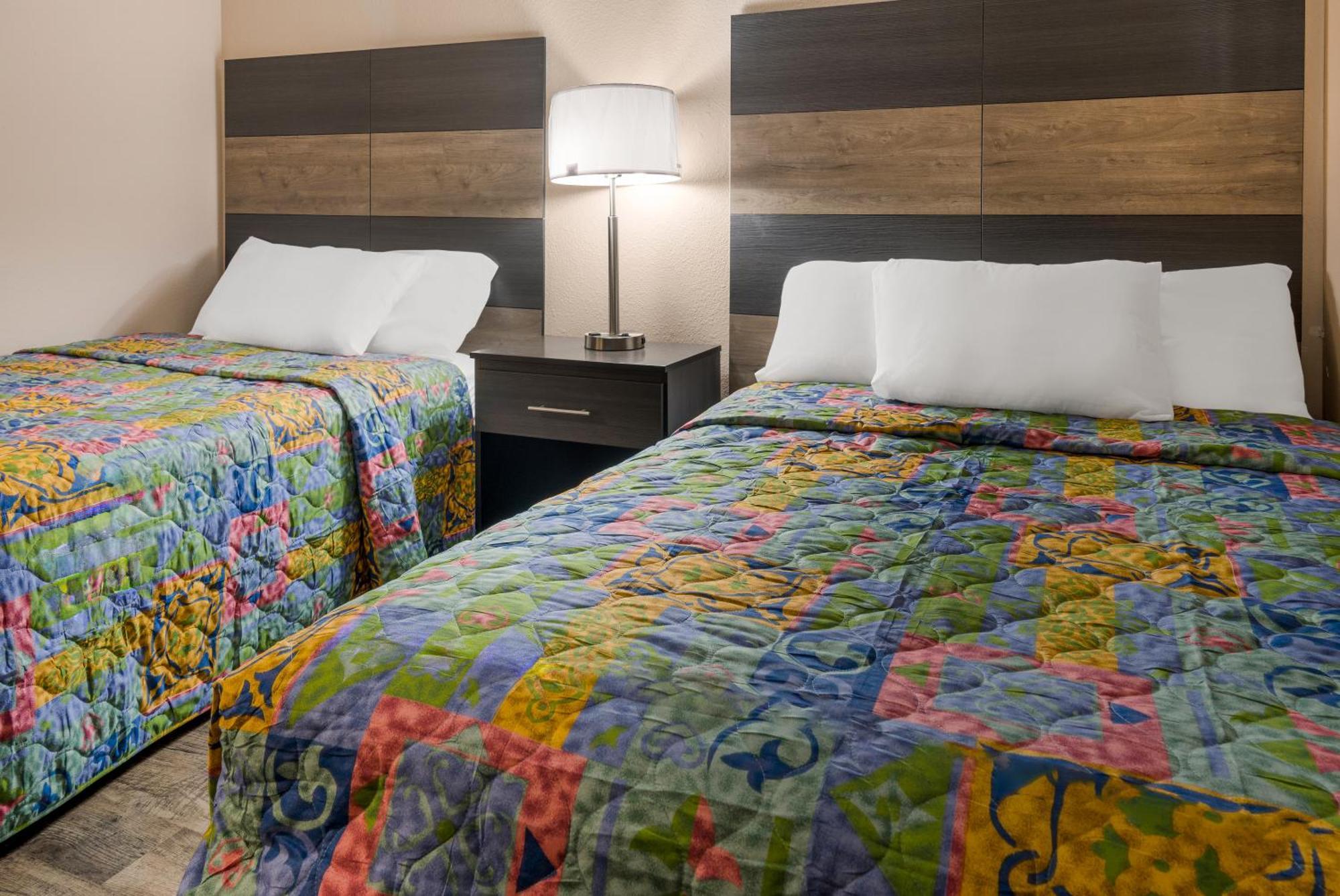 Cascade Knights Inn Grand Rapids East Airport מראה חיצוני תמונה