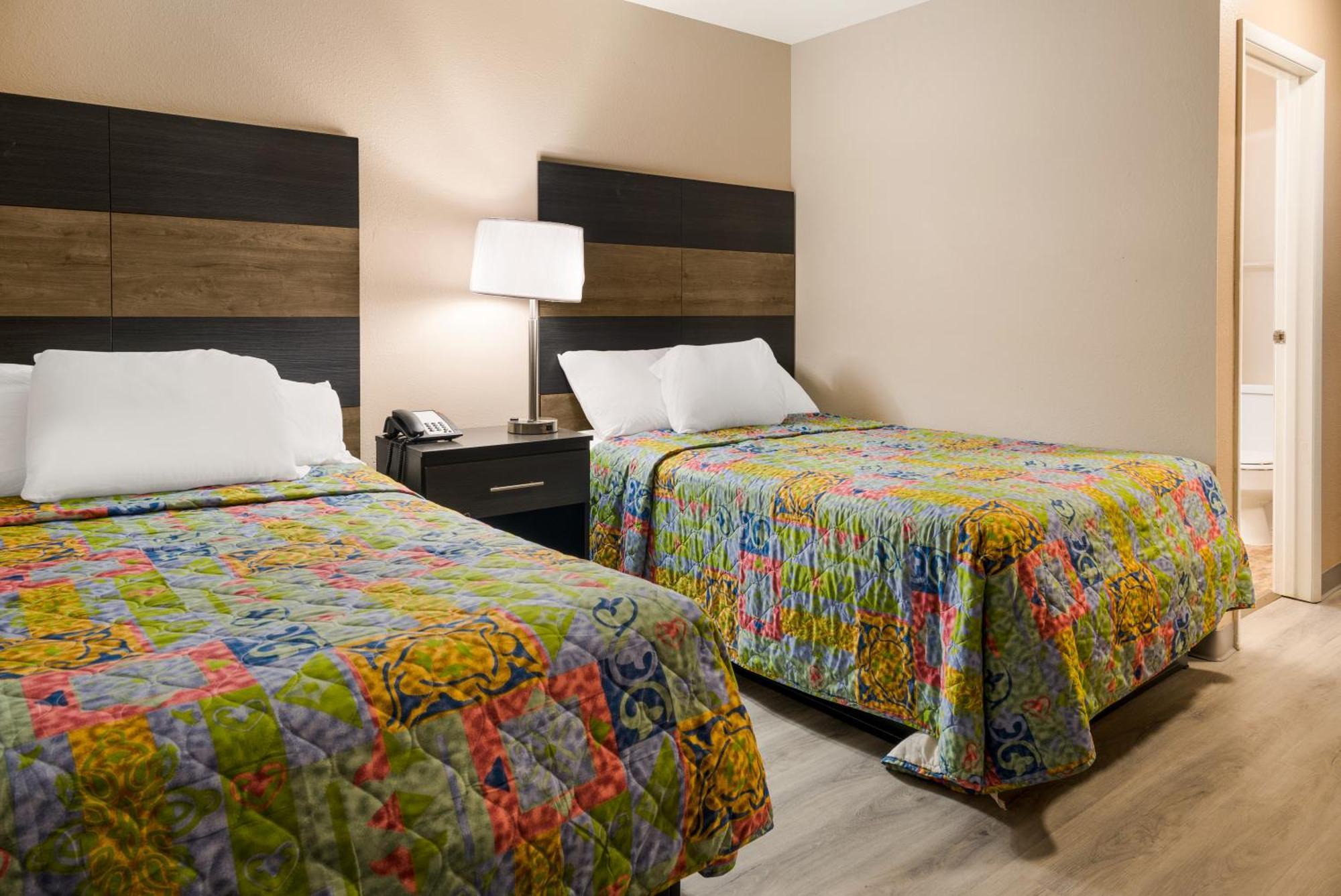 Cascade Knights Inn Grand Rapids East Airport מראה חיצוני תמונה