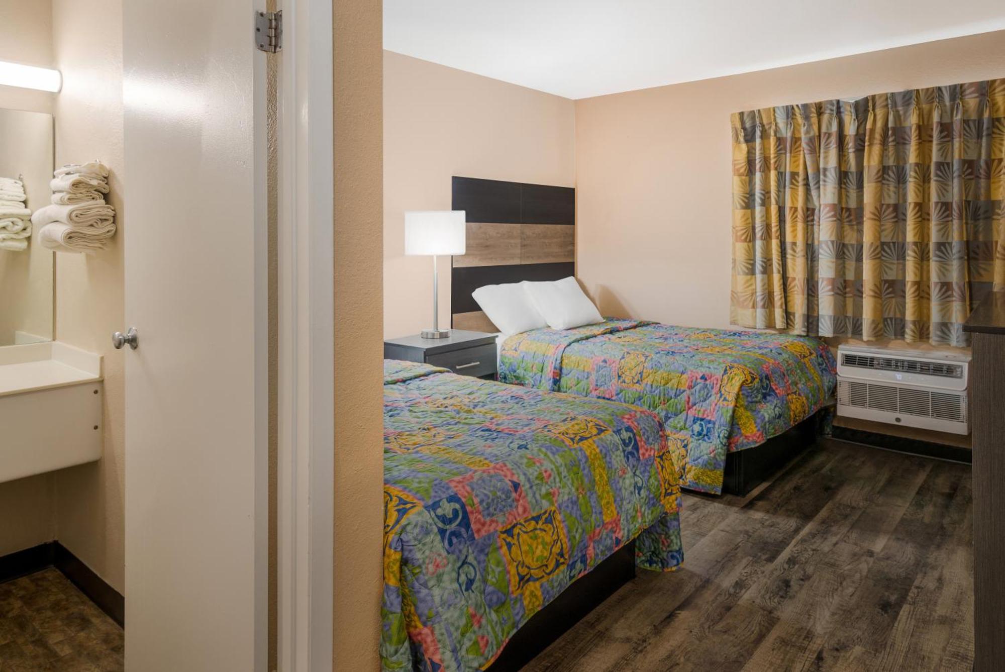 Cascade Knights Inn Grand Rapids East Airport מראה חיצוני תמונה