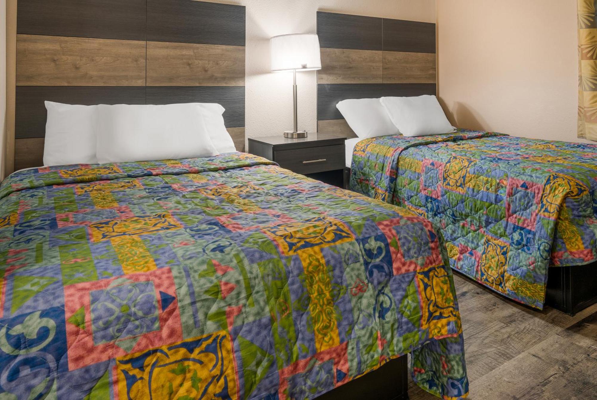 Cascade Knights Inn Grand Rapids East Airport מראה חיצוני תמונה