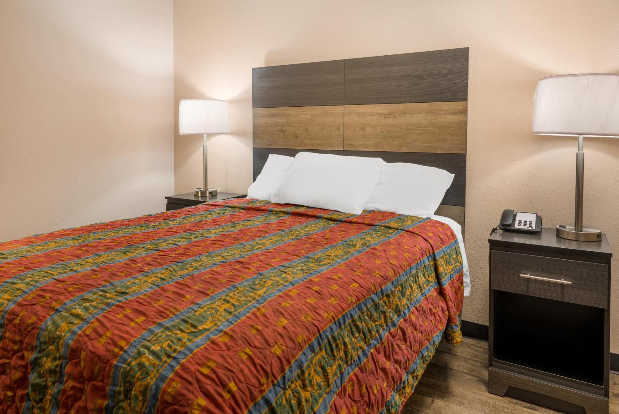Cascade Knights Inn Grand Rapids East Airport מראה חיצוני תמונה