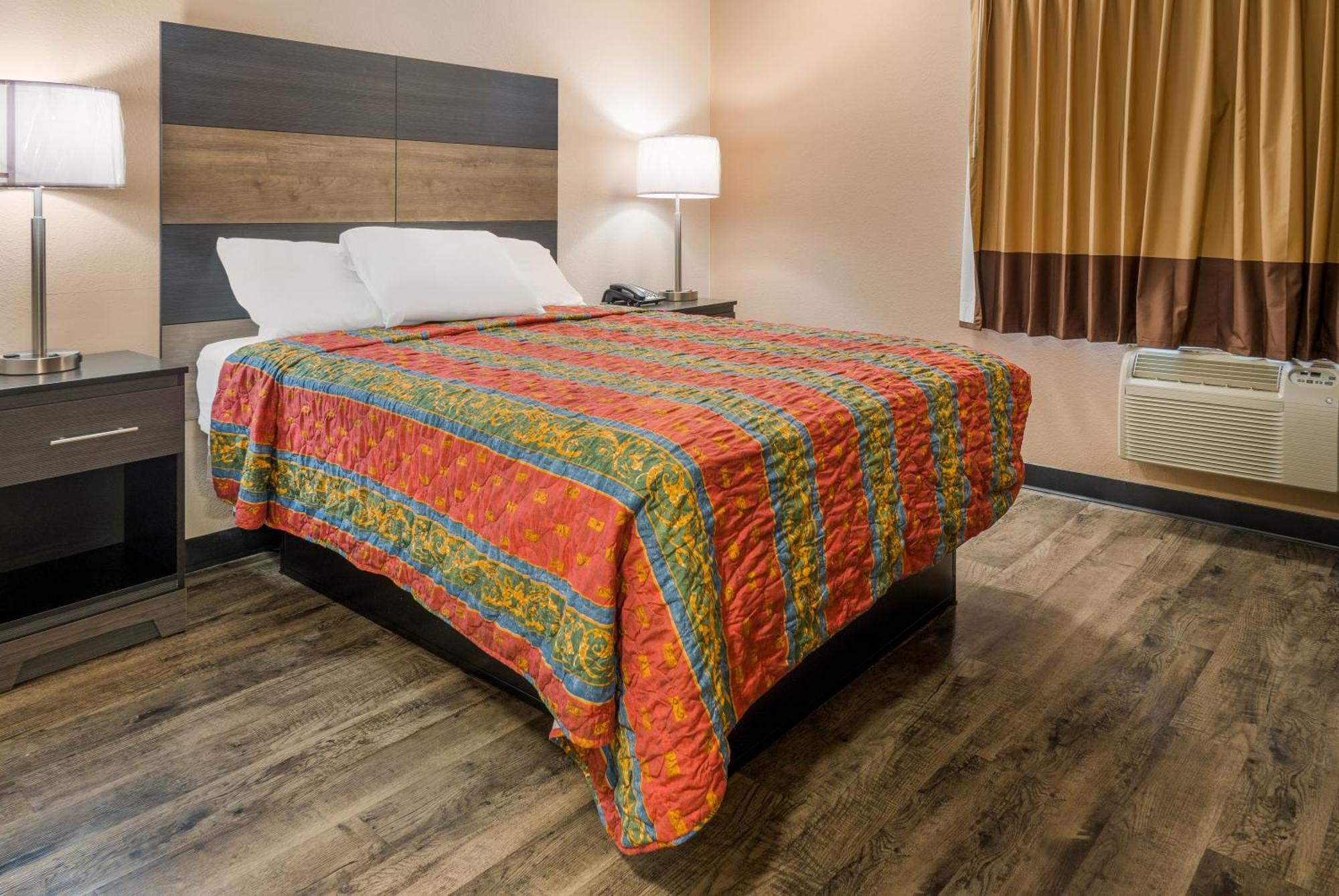 Cascade Knights Inn Grand Rapids East Airport מראה חיצוני תמונה