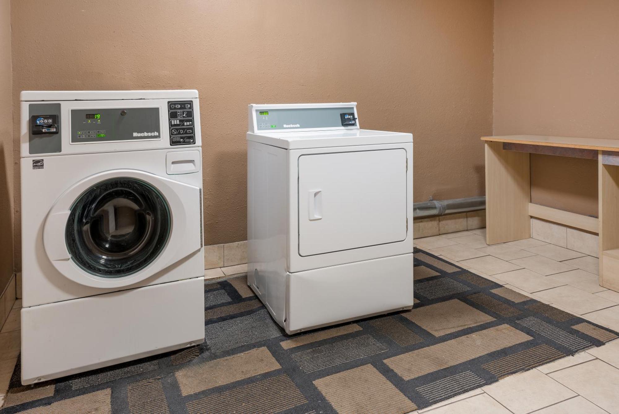 Cascade Knights Inn Grand Rapids East Airport מראה חיצוני תמונה