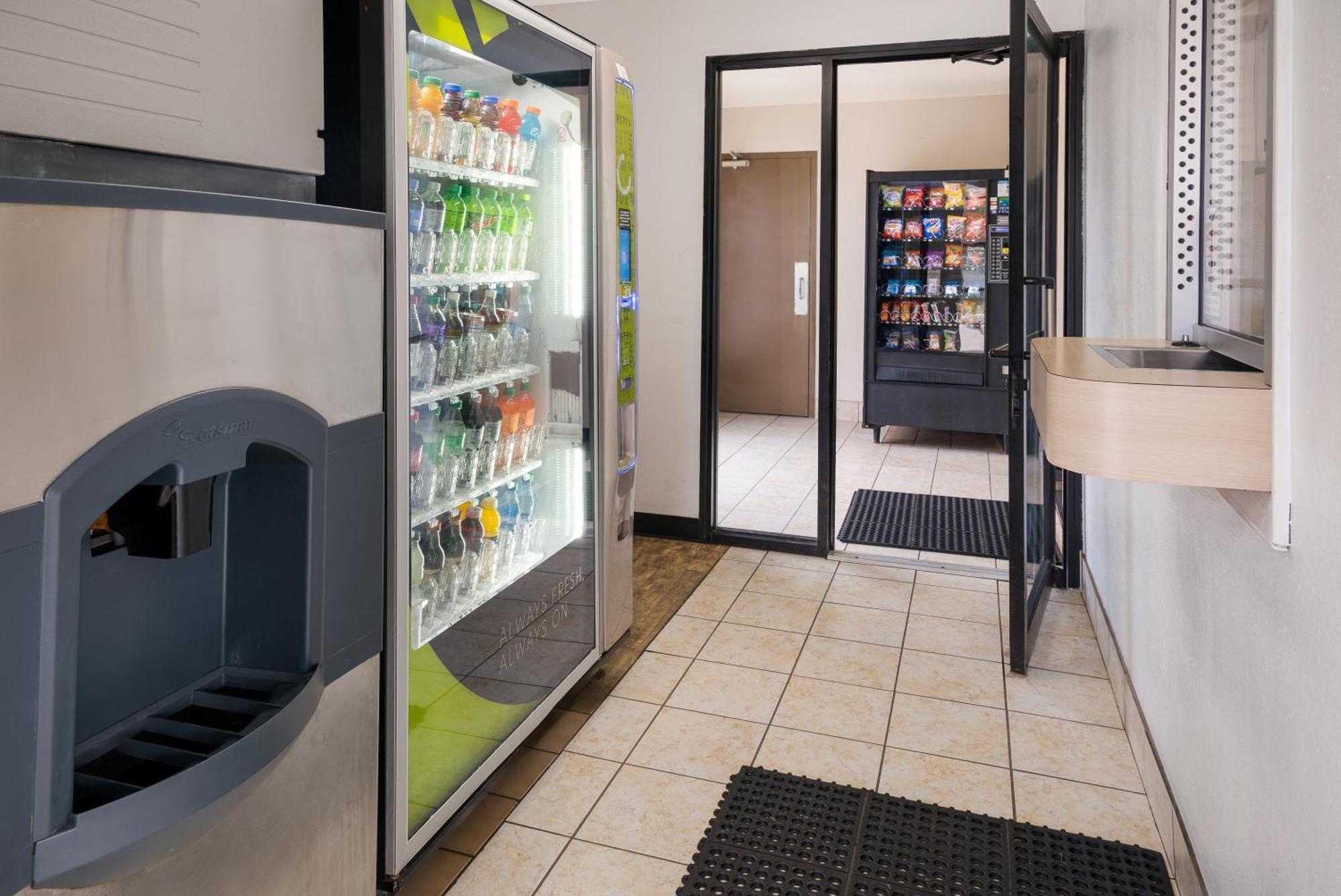 Cascade Knights Inn Grand Rapids East Airport מראה חיצוני תמונה