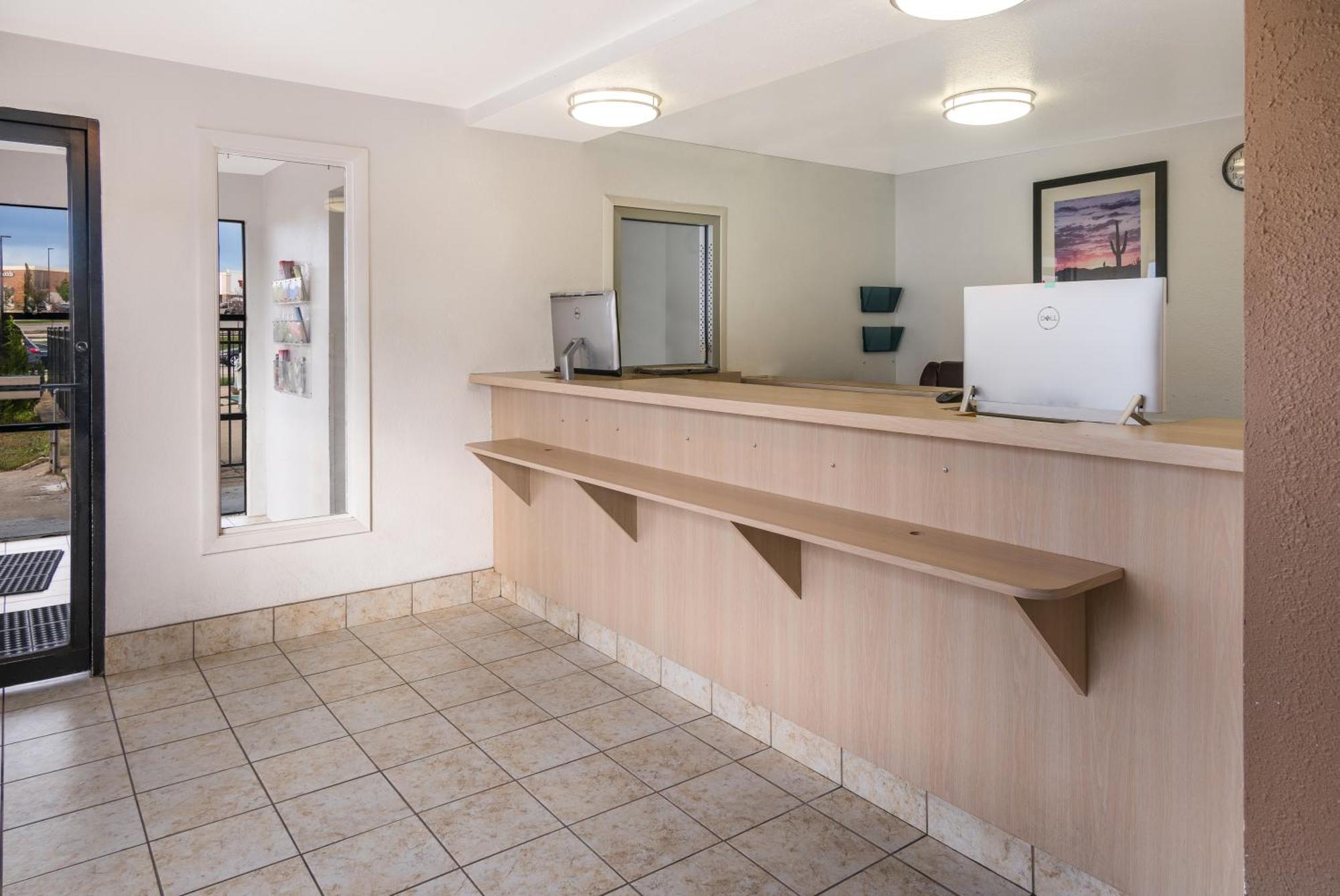 Cascade Knights Inn Grand Rapids East Airport מראה חיצוני תמונה