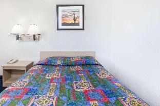 Cascade Knights Inn Grand Rapids East Airport חדר תמונה